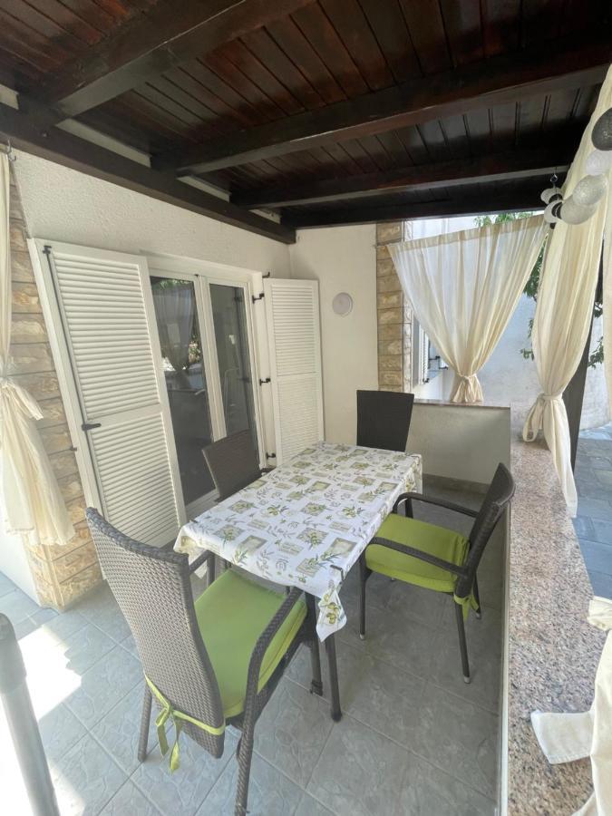 Appartement Melani*** à Novalja Extérieur photo