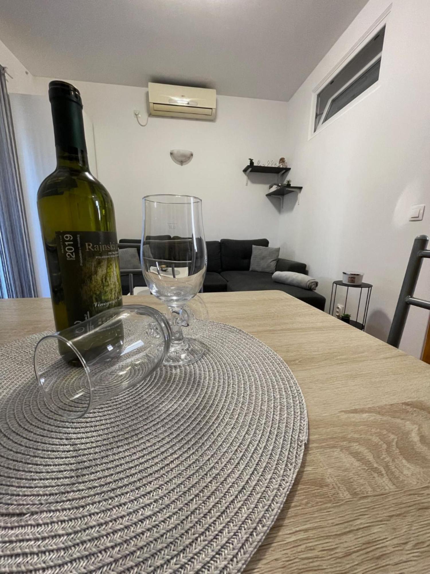 Appartement Melani*** à Novalja Extérieur photo
